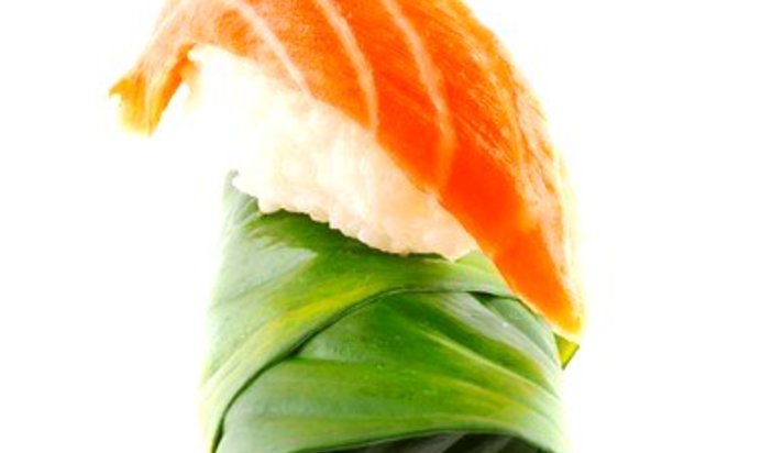 Суши из лосося в листьях свеклы