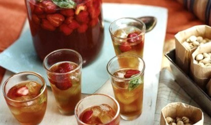 Летний холодный чай с клубникой