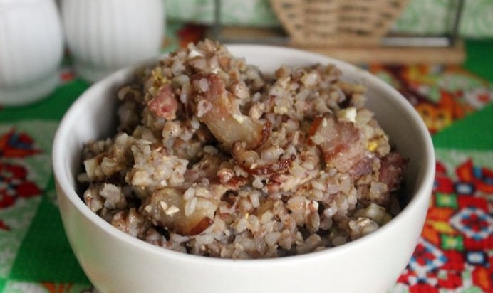 Ароматная гречка с копченой грудинкой