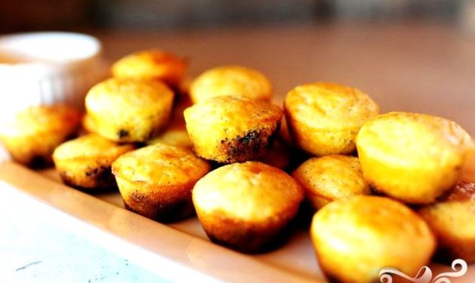 Кукурузные мини-маффины с черникой и ванильным маслом