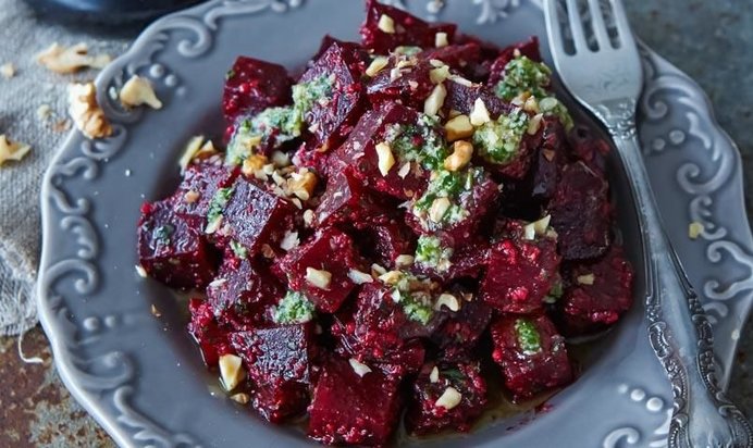 Салат из печеной свеклы с песто