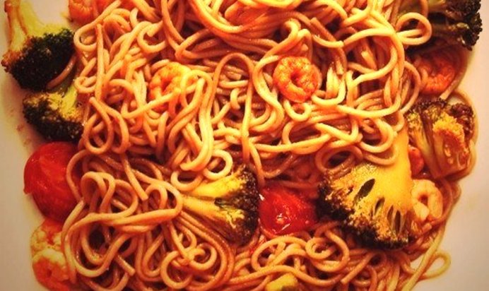 Гречневая лапша с креветками, брокколи и помидорами черри