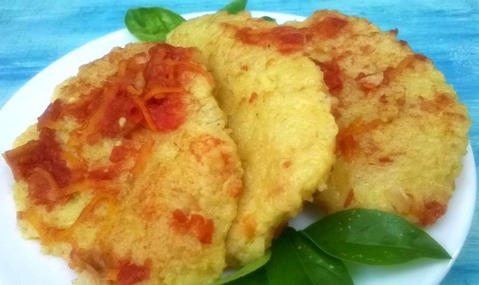 Луковые оладьи с подливой в мультиварке