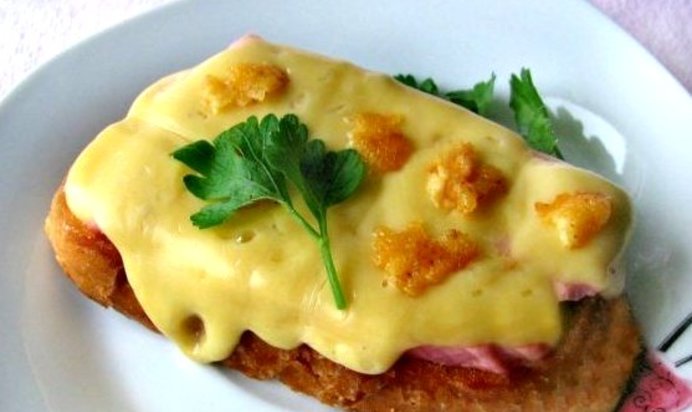 Гренки с колбасой и сыром