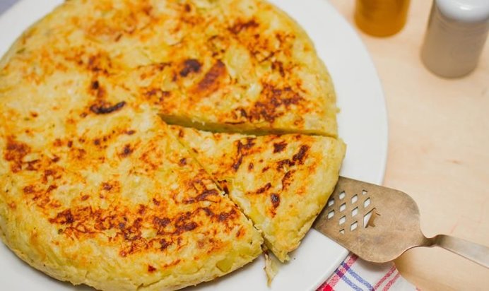 Тортилья де пататас испанский картофельно-луковый омлет