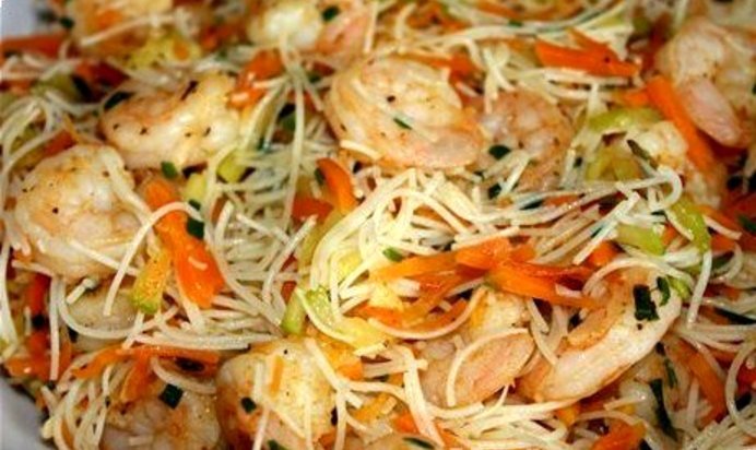 Рисовая лапша с креветками и овощами по‑тайски