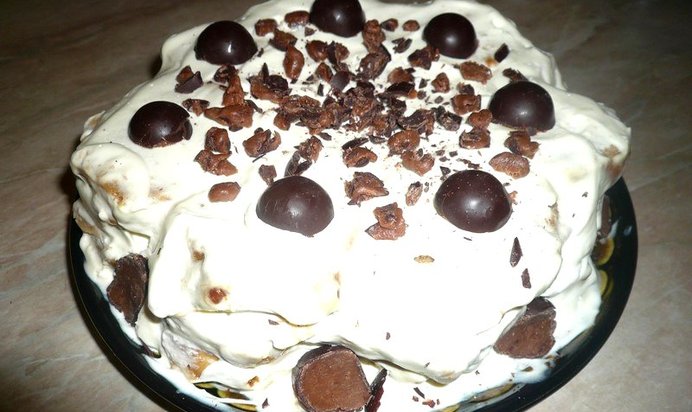 Тортик без выпечки с фруктами и сметанным кремом