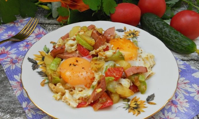 Яичница с овощами и колбасой