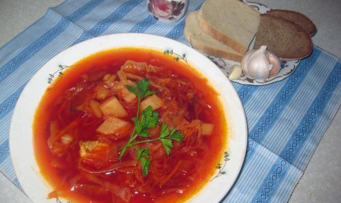 Вкусный красный борщ с курицей и свеклой