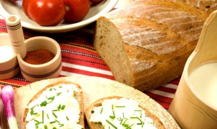 Бутерброды с творожным кремом и луком