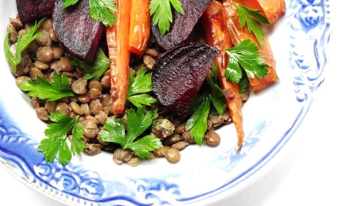 Запеченные овощи и чечевица под соусом айоли