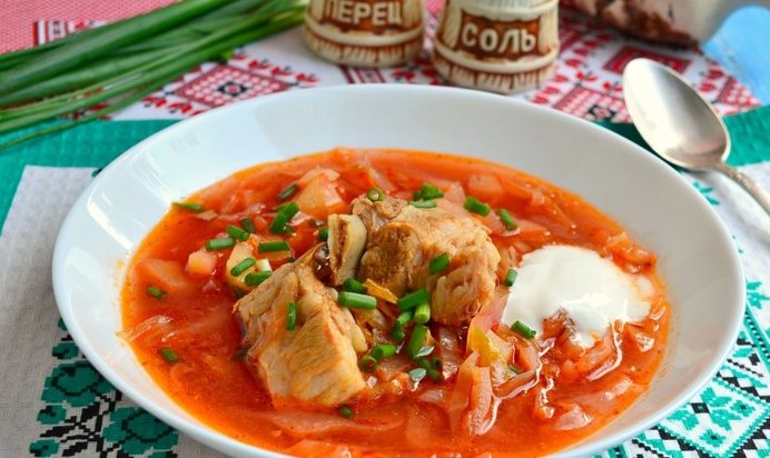 Борщ со свиными ребрышками и молодыми овощами