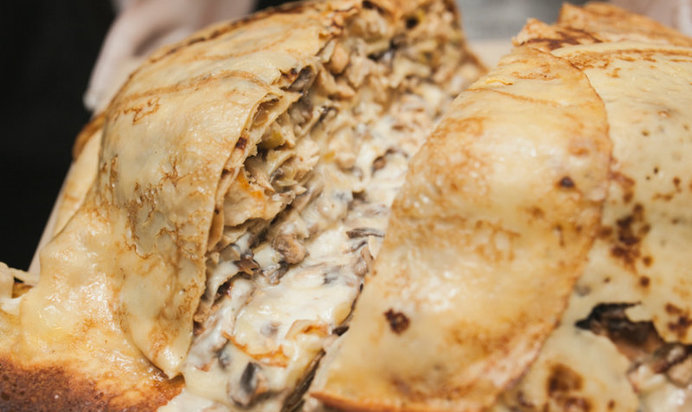 Блинный пирог с грибами и курицей