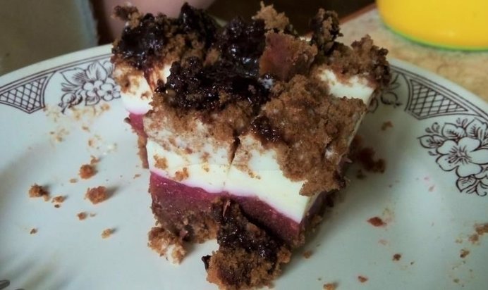 Бисквитное пирожное с ягодным желе и сливочным муссом