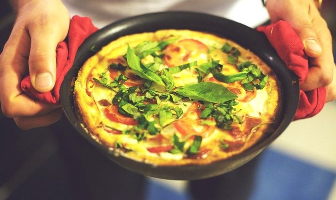 Пышный омлет с колбасой и зеленым луком