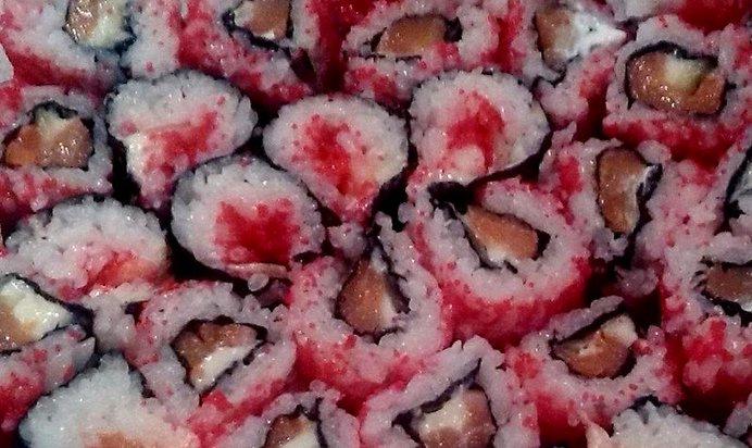 Роллы с семгой и икрой мойвы