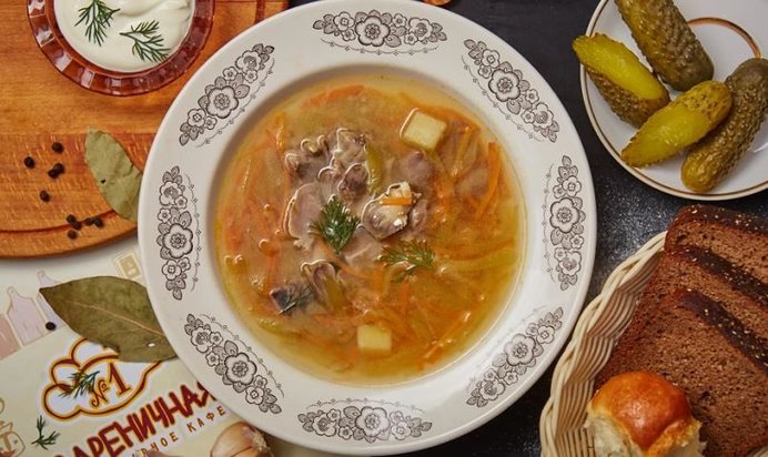 Рассольник с куриными потрошками, перловкой и морковью