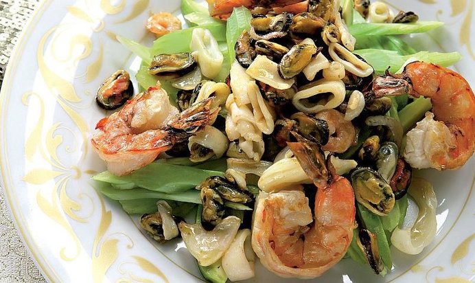 Салат с морским коктейлем под соусом сабайон с карри