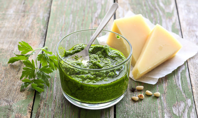 Классический песто из зеленого базилика