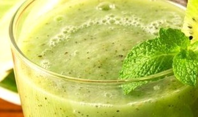 Смузи из киви, клубники и банана