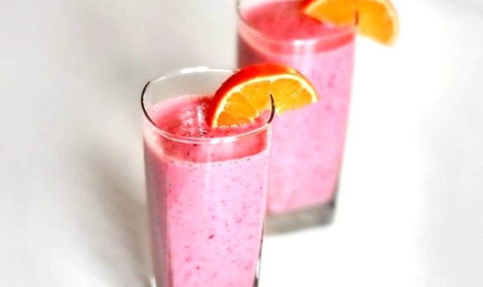 Фруктовый смузи в блендере