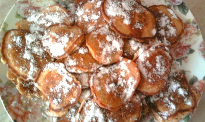 Яблочные оладьи со сметаной