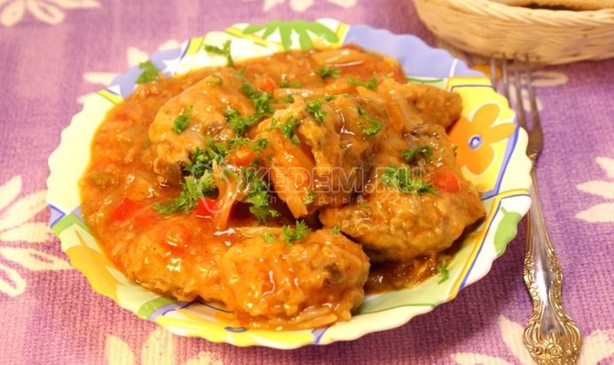 Салат из курицы с фруктами и орехами