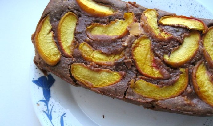Творожный кекс с какао и персиками