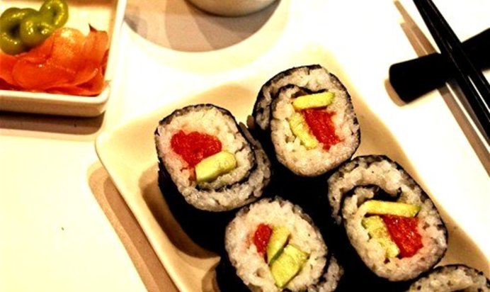 Роллы с рыбой и авокадо