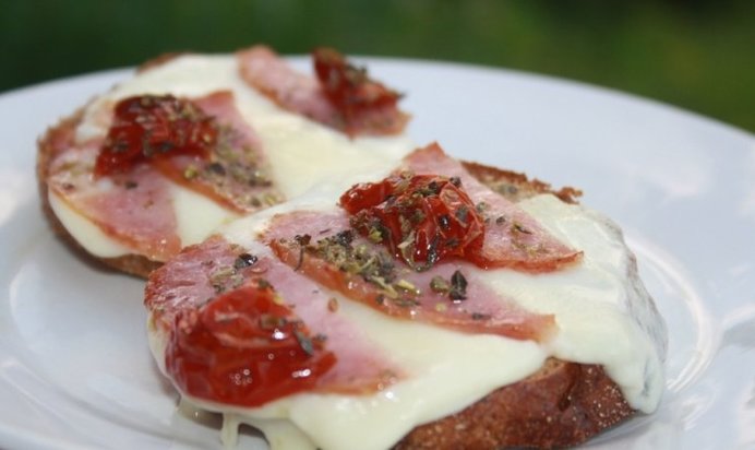 Горячие бутерброды в средиземноморском стиле