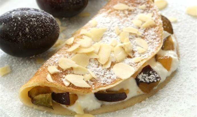 Блинчики с сыром и сливой