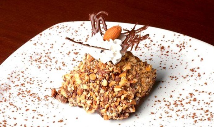 Пирожные с орехами пекан и коричневым сахаром в карамельной глазури