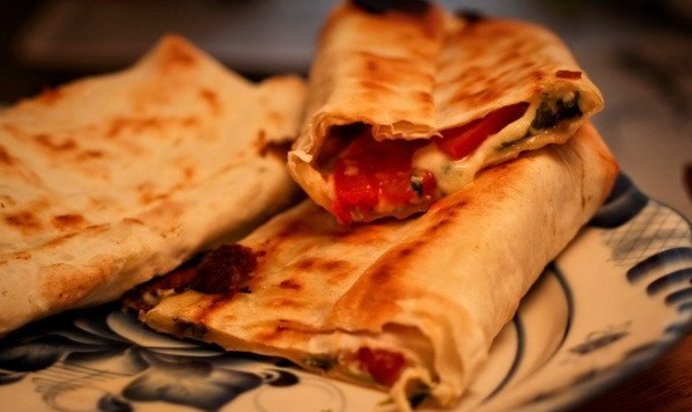 Лаваш с сулугуни и кинзой