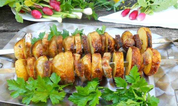 Шашлык из молодого картофеля и сала