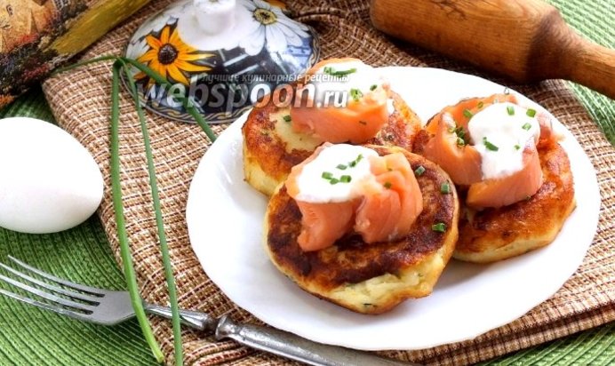 Картофельные оладьи с копчёным лососем