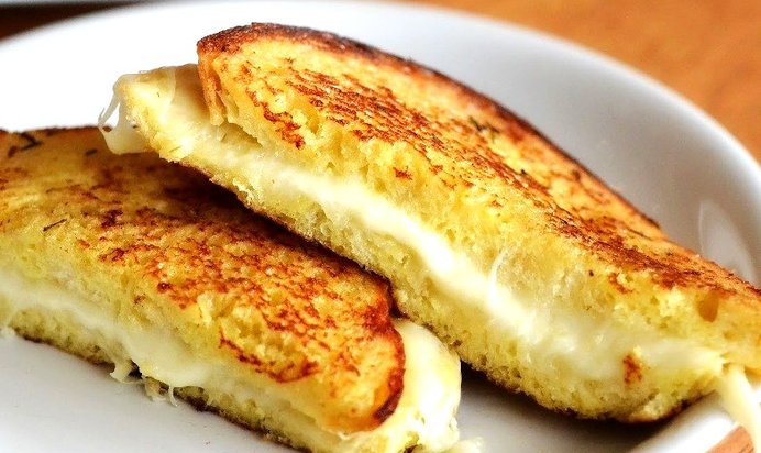 Сэндвич с сыром моцарелла