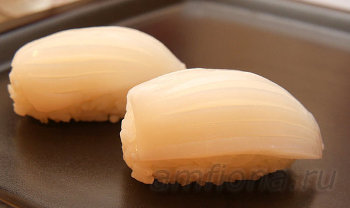 Нигири-суши с кальмаром