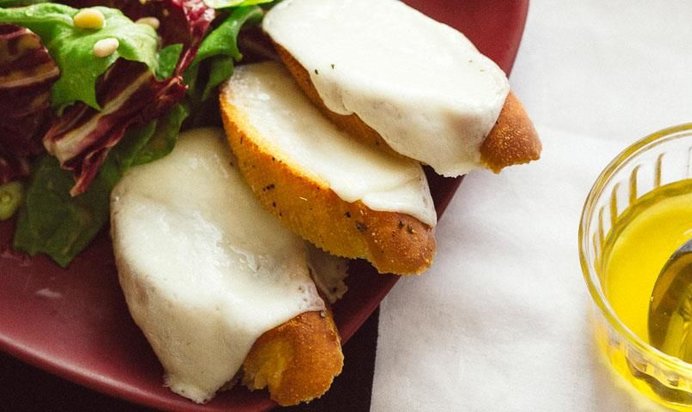 Салат с гренками и козьим сыром