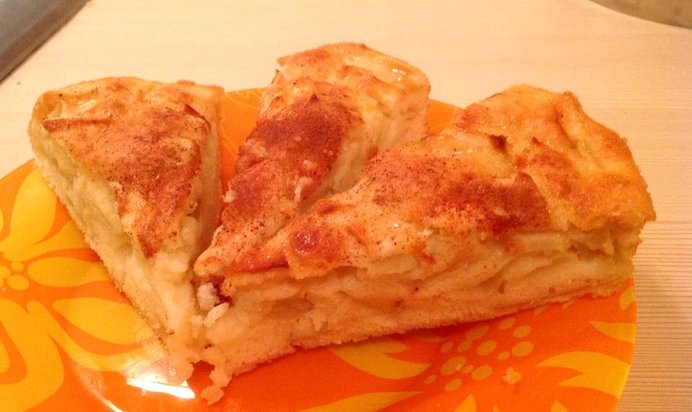 Воздушная шарлотка с корицей и яблоками