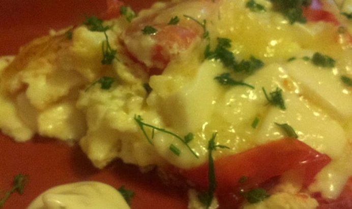 Яичница с плавленым сыром и томатами
