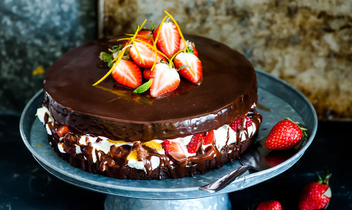 Шоколадный торт с клубникой