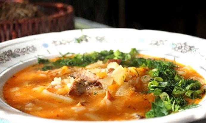 Щи из квашеной капусты с тушенкой