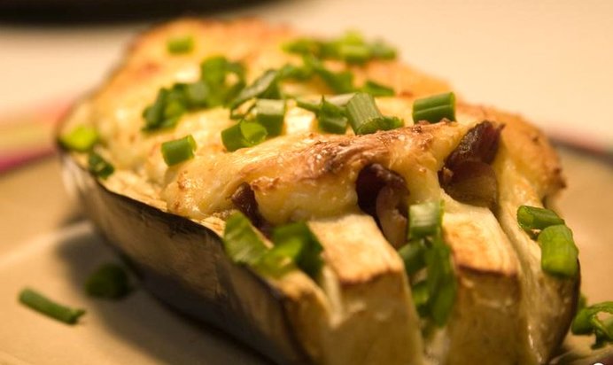 Фаршированные баклажаны с беконом