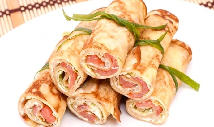 Рулетики из блинов с семгой