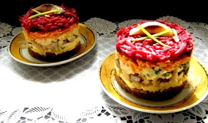 Селедка под шубой на бородинском хлебе