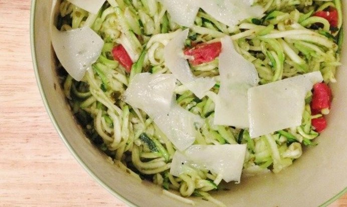 Спагетти из цукини с соусом песто и пармезаном