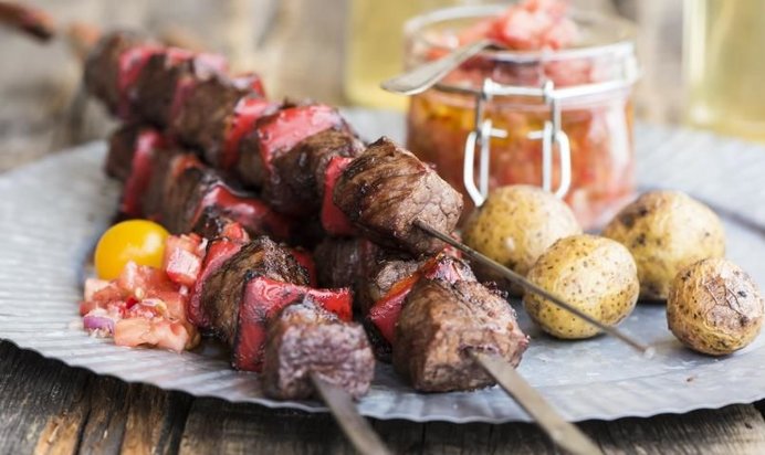 Шашлык из говядины с острой сальсой