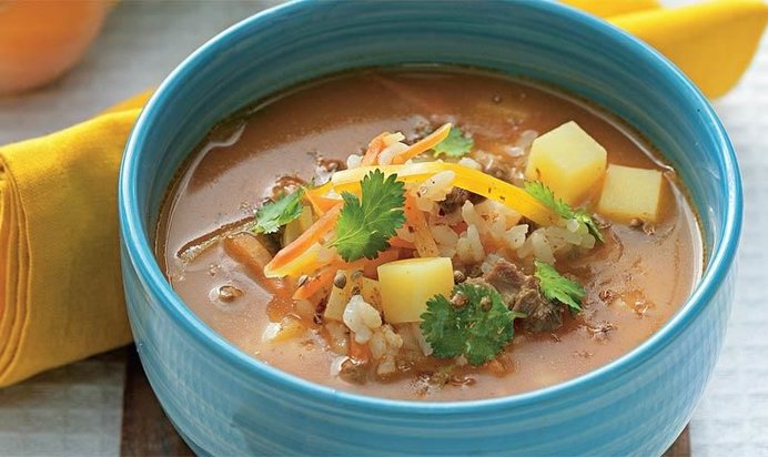 Рисовый суп на красном бульоне