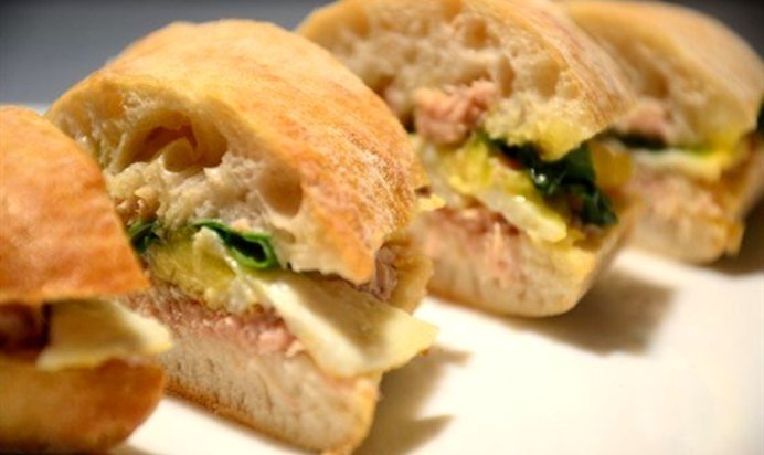 Сэндвич с тунцом и яичницей