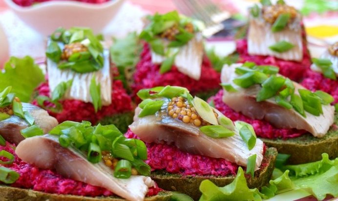 Бутерброды с сельдью и свекольно-горчичной намазкой